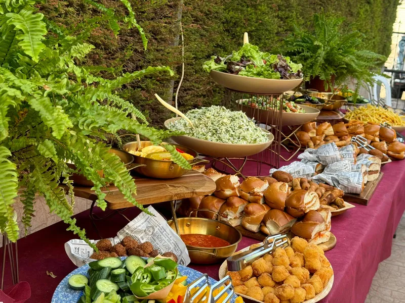 שולחן שוק מרשים עם סלטים, לחמניות ופלאפל