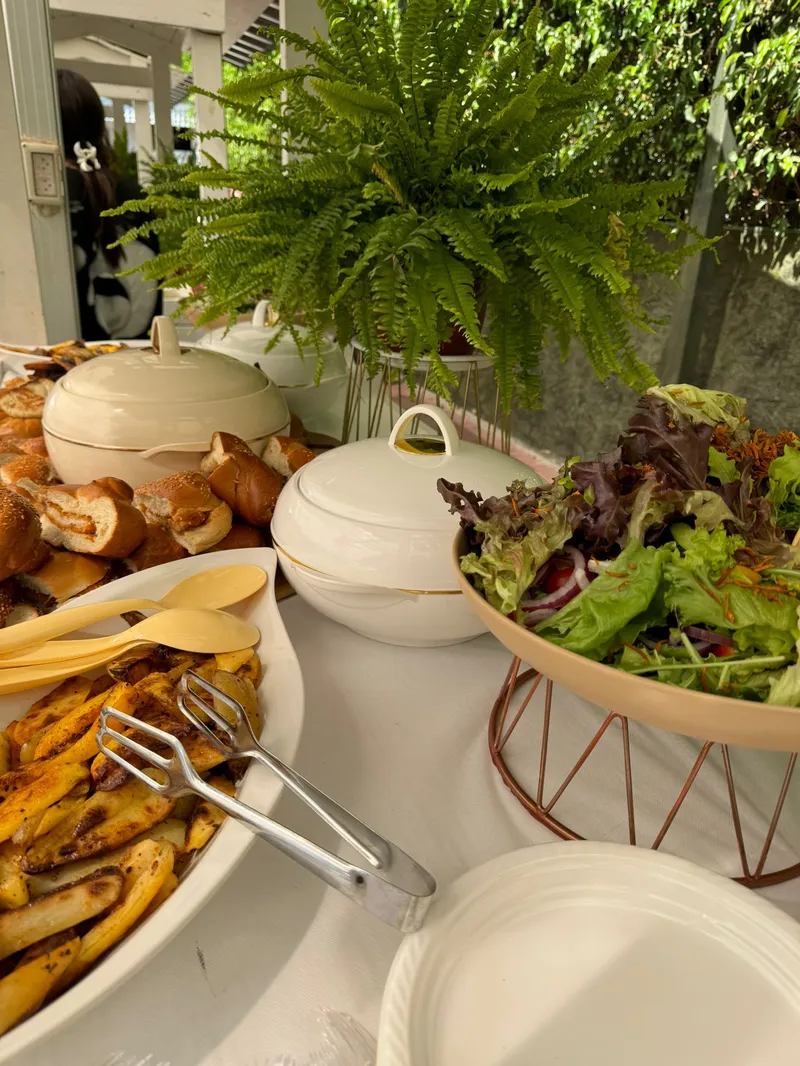 שולחן שוק ארוך עם מגוון מנות ומטוגנים