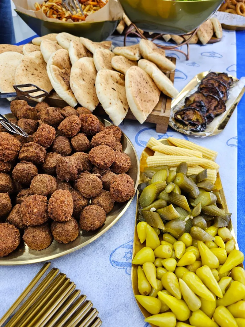 שולחן שוק עם ירקות טריים ופיתות