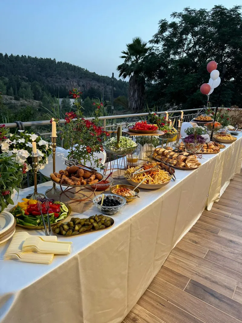 שולחן שוק מוכן לאירוע