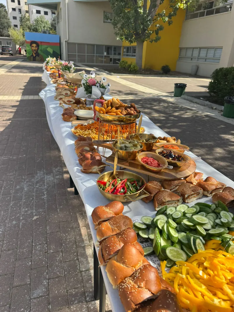 שולחן שוק עם מגוון מנות