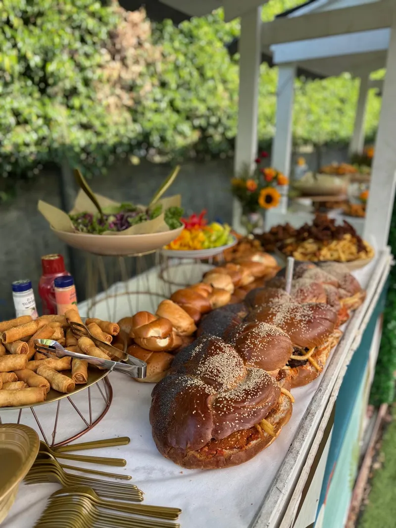 שולחן שוק עם חלות וסיגרים באירוע גן