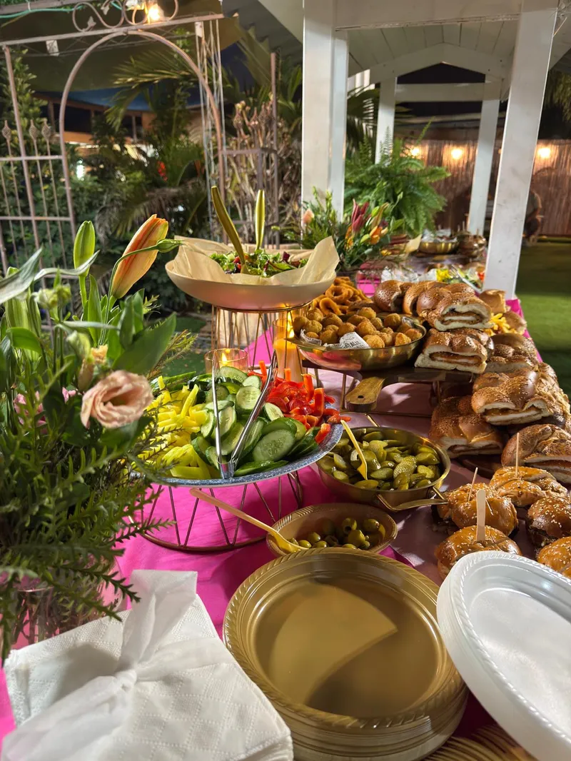 שולחן שוק ערב צבעוני עם פרחים ולחמניות