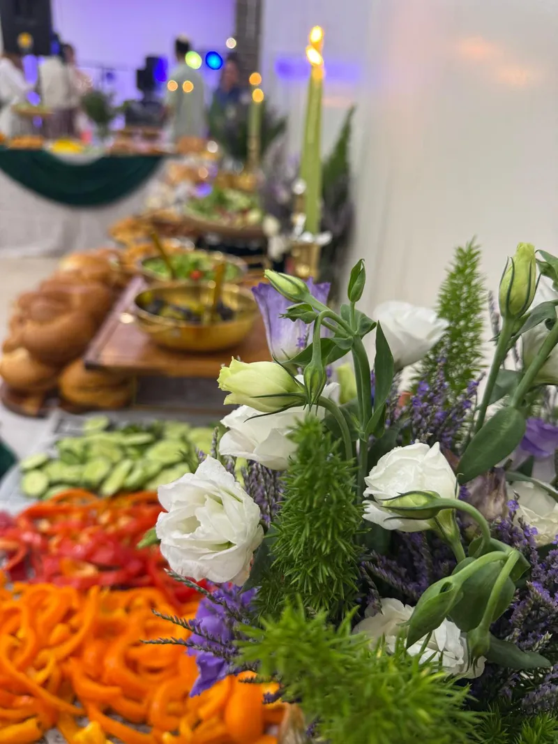 עיצוב שולחן שוק אלגנטי עם פרחים ונרות