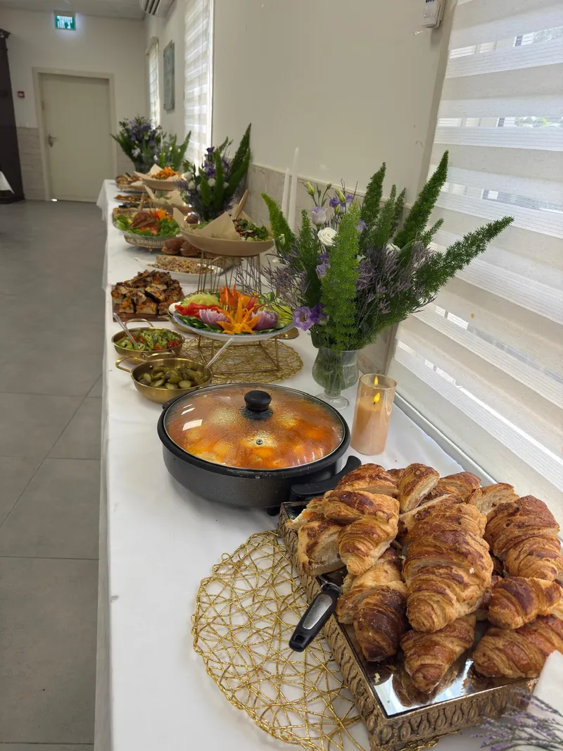 שולחן שוק חלבי עם קרואסונים ותבשיל חם