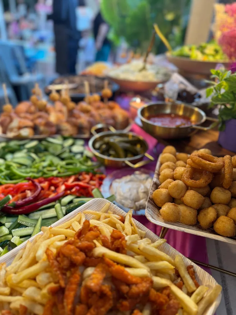 שולחן שוק עם צ׳יפס טבעות בצל וכדורי פירה