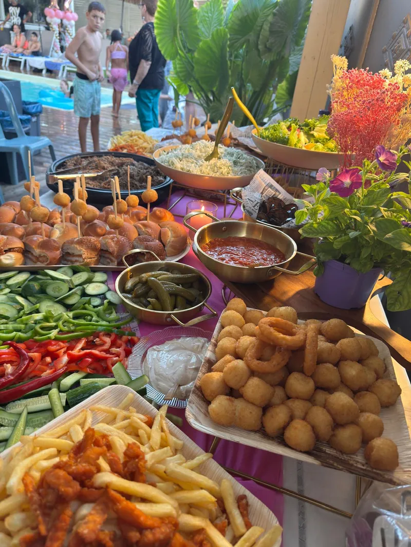 שולחן שוק במסיבת בריכה עם המבורגרים ומטוגנים