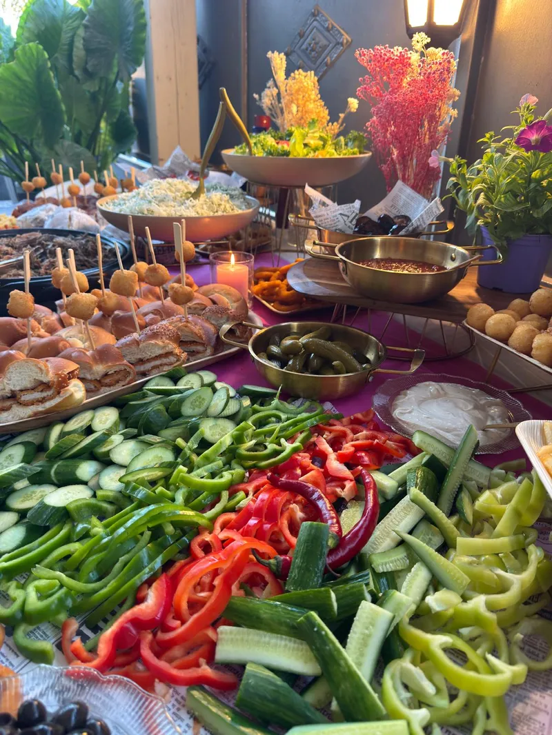 מבט רחב על שולחן שוק עם ירקות ולחמניות