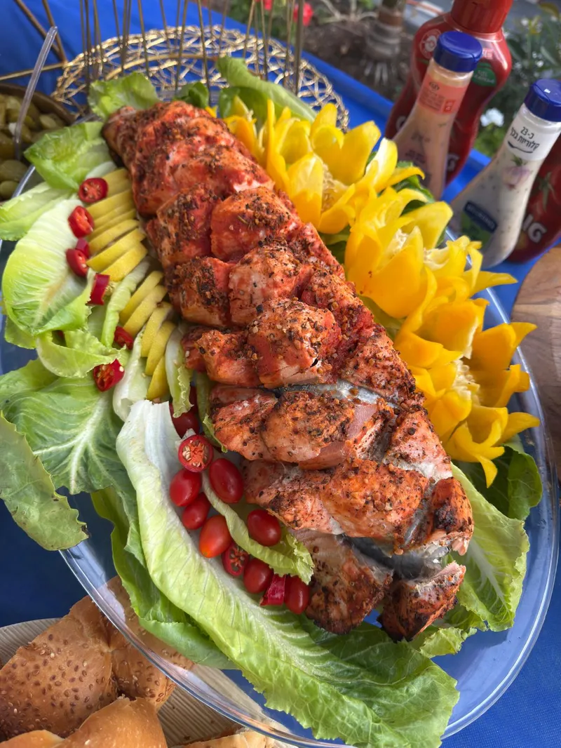 מגש סלמון מתובל על מצע ירקות