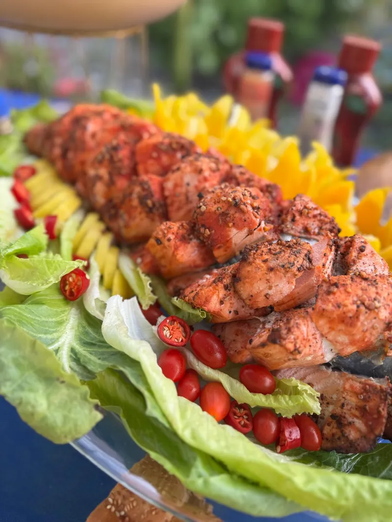 תקריב סלמון צלוי עם עגבניות שרי ופלפלים